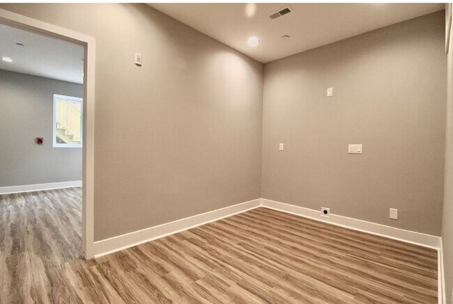 Building Photo - 1642 Cambridge St