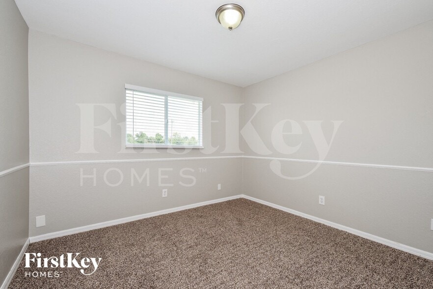 Building Photo - 1125 NE 33rd Ln