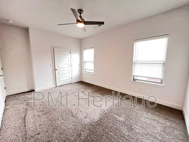 Building Photo - 418 NW Retreat Ln