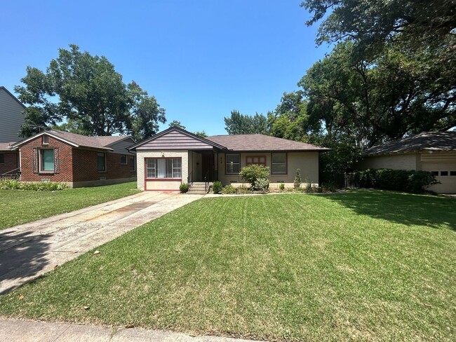 Primary Photo - Great Old Lake Highlands Location!