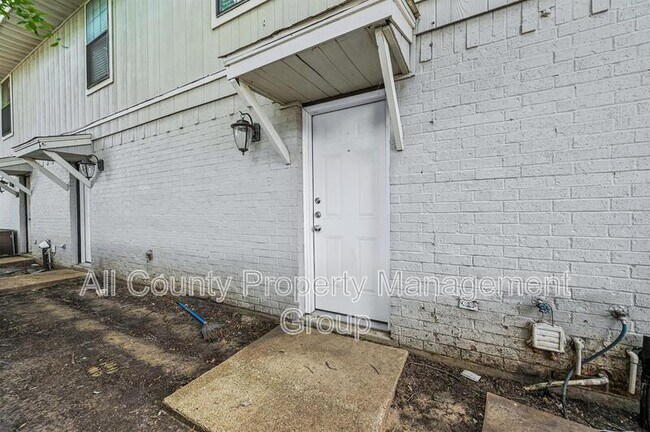 Building Photo - 4921 Miller Ave