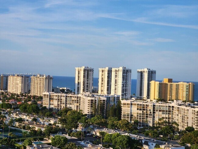 Building Photo - 2500 Parkview Dr