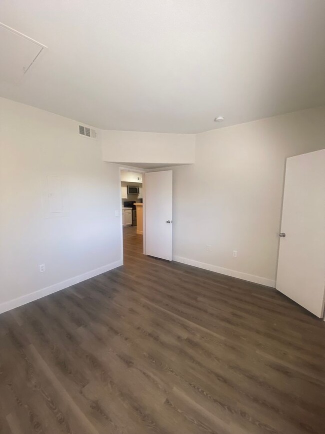 Building Photo - Cozy 1 bedroom condo conveniently located ...