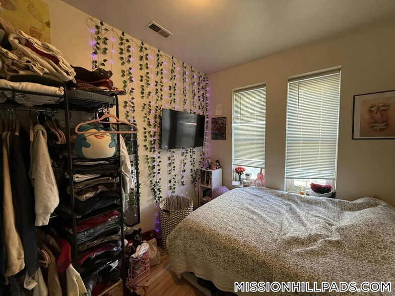 Building Photo - 1458 Tremont St