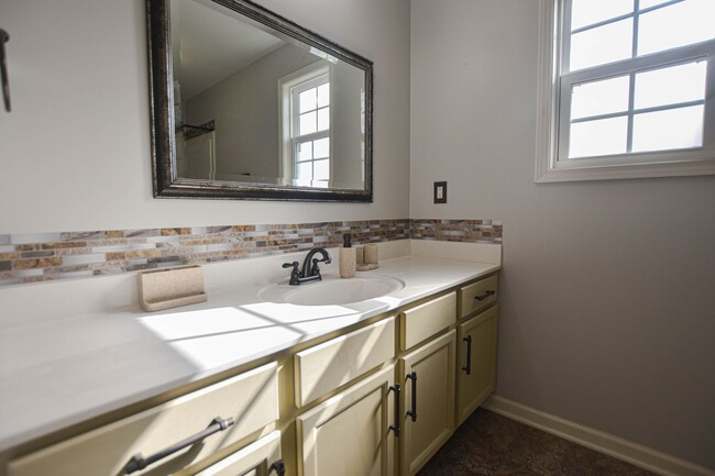Building Photo - Pet Friendly Three Bedroom!