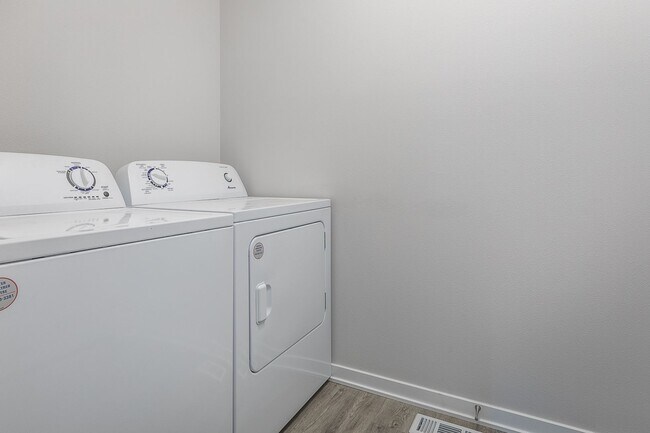 Building Photo - Great 3 Bedroom Single-Family Home in Urba...