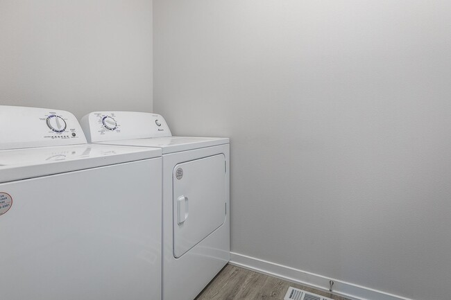 Building Photo - Great 3 Bedroom Single-Family Home in Urbandale