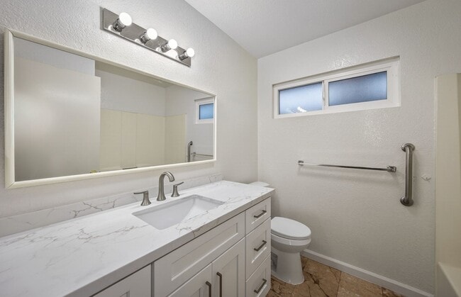 Building Photo - Spacious Updated Single Story - Walk to LLUMC