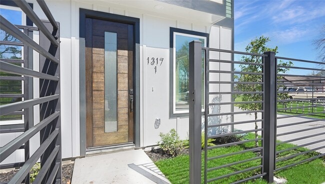 Building Photo - 1317 Knight St