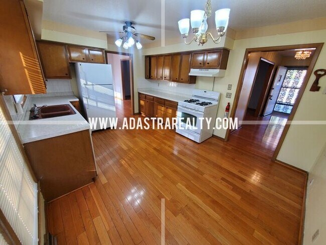 Building Photo - Five Bedroom Home in South KC-Available NOW!!