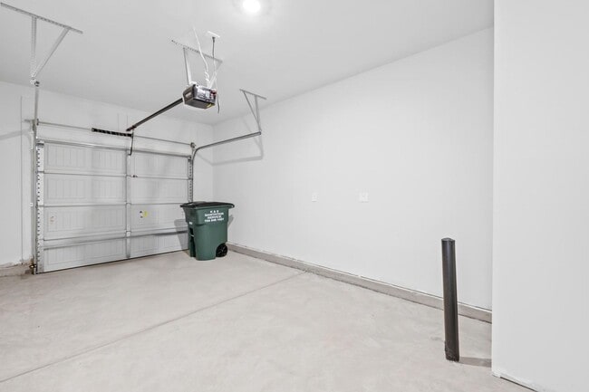 Building Photo - 3BR/2BA Townhouse Available JUNE 5!