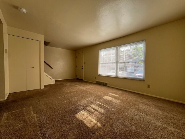 Building Photo - Amazing 2 BR Apartment at Regency Place! Great Plum Location! Central A/C & MORE! CALL TODAY!