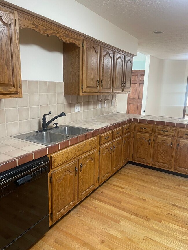 Building Photo - LaFollette 37766 - Charming Ranch-Style 3 ...