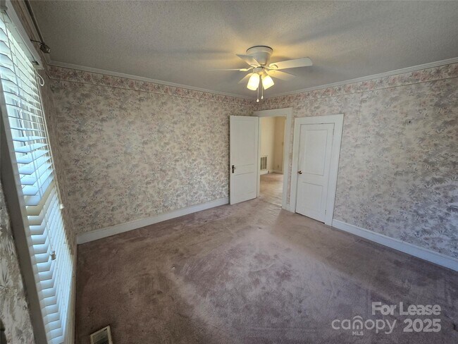 Building Photo - 142 Harris St