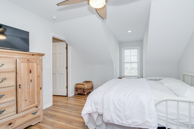 Building Photo - 4117 Knollcrest Cir N