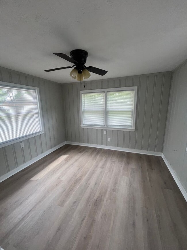 Building Photo - Gorgeous Fully Renovated 3/1!