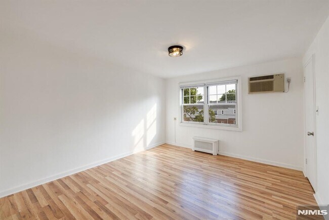 Building Photo - 25 Hastings Ave