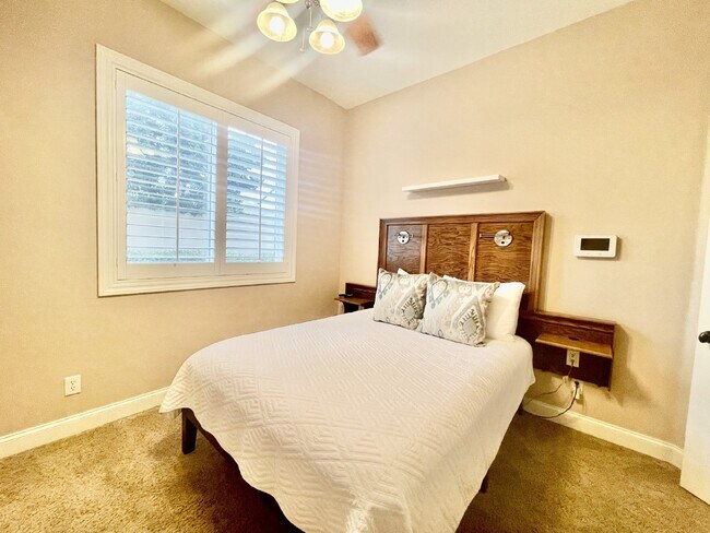 Building Photo - Luxurious 5-Bed, 4-Bath Fully Furnished Home in Henderson-