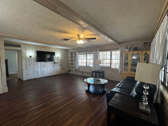 Building Photo - 630 N Crooked Lake Dr