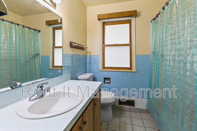 Building Photo - 3701 Saratoga St