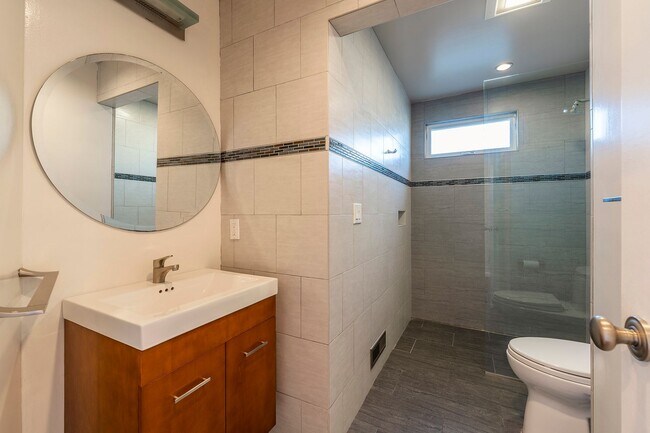 Building Photo - Warm & Inviting Manhattan Beach Rental Home!