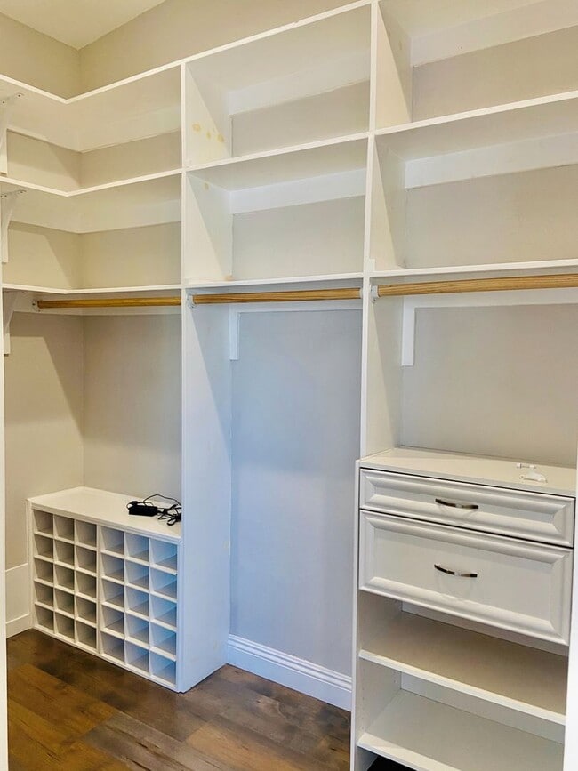 Building Photo - Gorgeous Venice Townhouse w/Upgrades Galore close to Beach+Canals w/Laundry+Garage+Pool