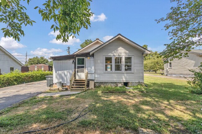 Building Photo - Freshly Painted and Renovated 2-Bedroom Ho...