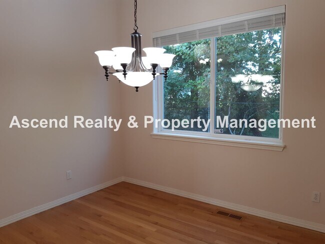 Building Photo - Lower Price! Available Now 4 Bed w/Bed & Full Bath on Main, Solar Panels, Yard Care Included