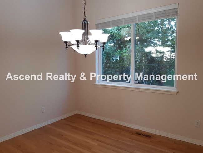 Building Photo - **Move In Special**Available Now 4 Bed w/B...