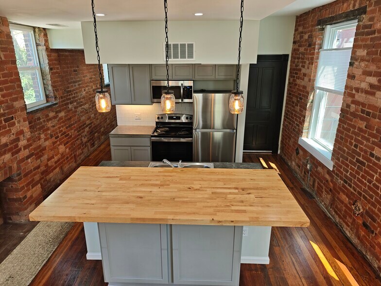 Bar top island with sink - 836 York St