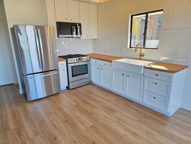 Building Photo - Ocean Views from this remodeled one bedroom!