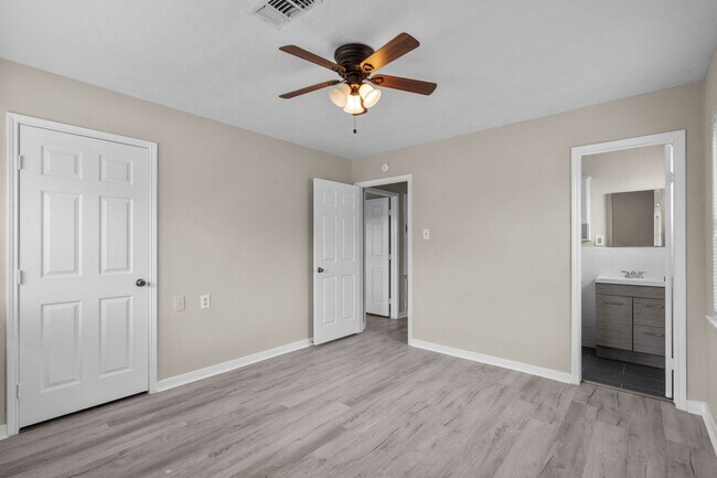 Building Photo - Great 3 Bedroom close to the Beach!
