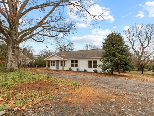 Building Photo - Enjoy privacy and seclusion while still being in Athens City!