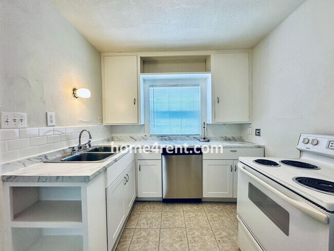 Building Photo - First Level Condo, Just Off the Plaza with Hardwood Floors and Lawn Care Provided!