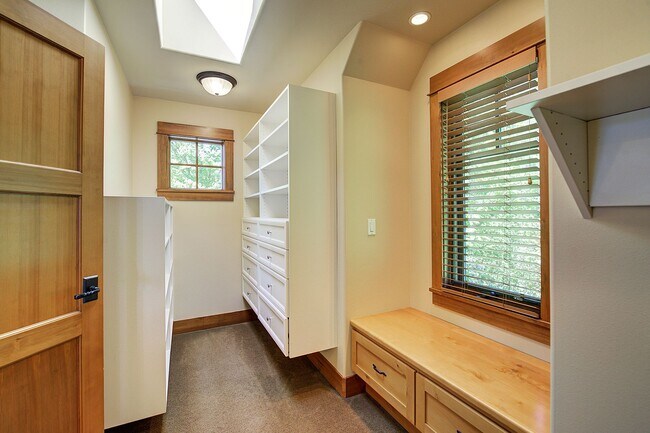 Building Photo - 3bd/3.75ba Sammamish Home