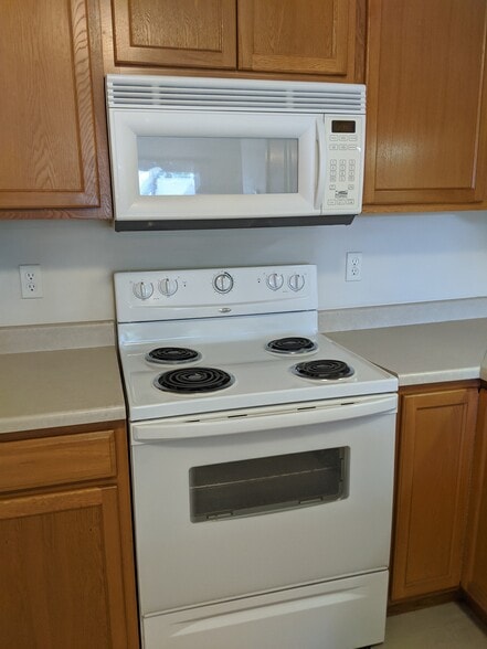 Building Photo - 1000 Duchess Dr