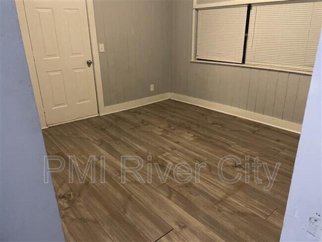 Building Photo - 1331 W 25th St