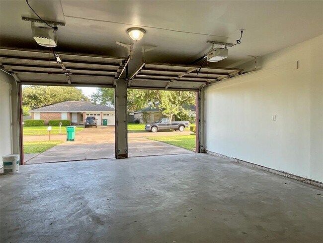 Building Photo - 4243 Bermuda Dr