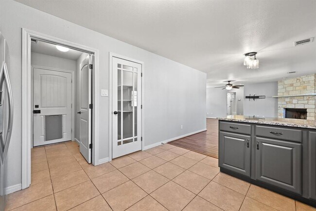 Building Photo - 4204 Bob Wire Rd