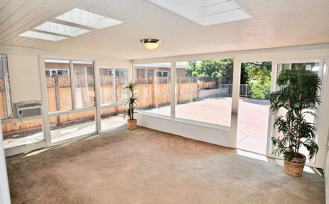 Building Photo - 5BD/2BA, Great Sunroom!