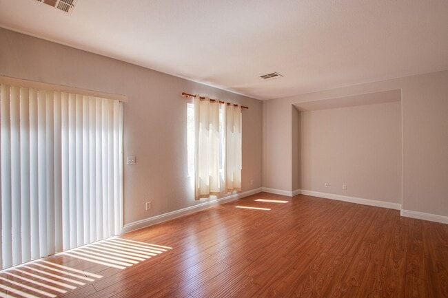 Building Photo - 4 bedroom 3 bath centrally located home