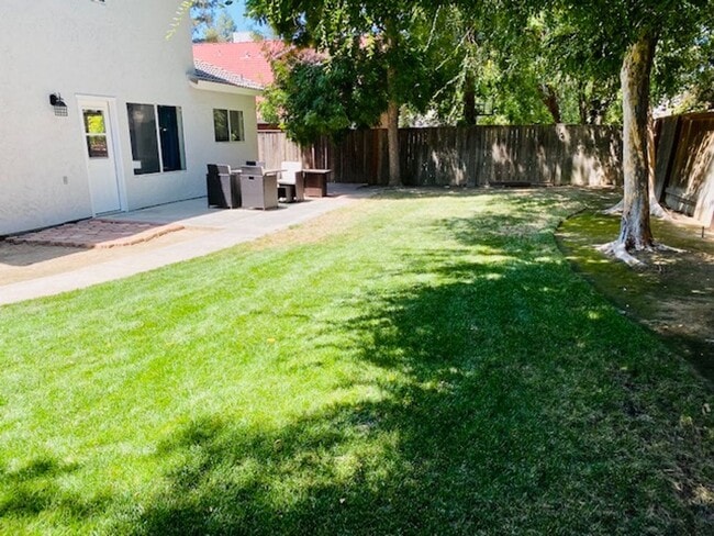 Building Photo - $2,595 Champlain & Perrin, 3 Bedrooms - E....