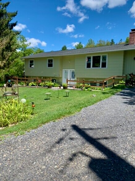 Building Photo - 467 Troy Rd