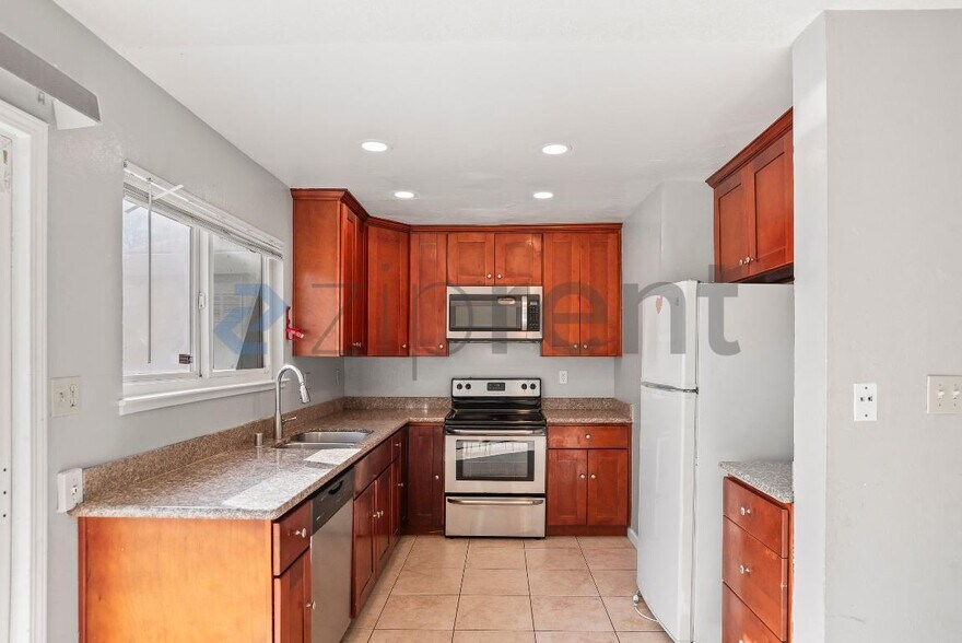 Building Photo - 38605 Royal Ann Common