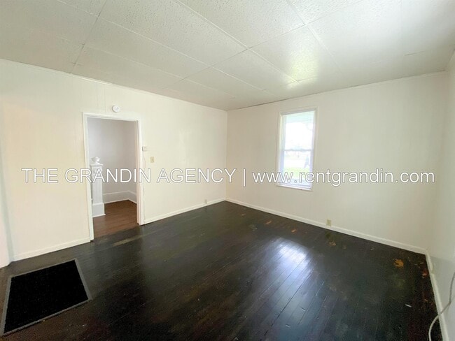 Building Photo - 909 13th St SE