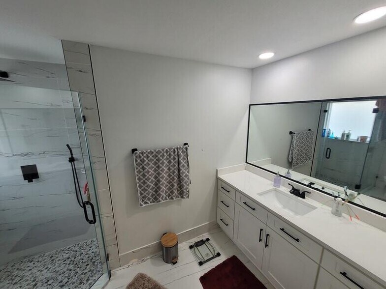 Building Photo - 10674 Oak Bend Way