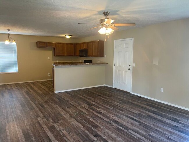 Building Photo - 3 Bed, 2 Bath, home in Republic schools!!!!