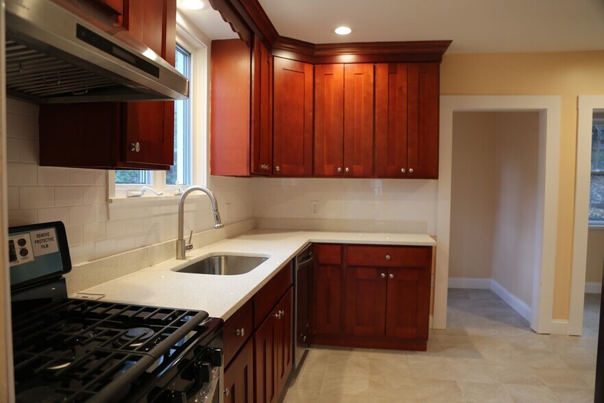 Building Photo - 116 Paul Revere Rd