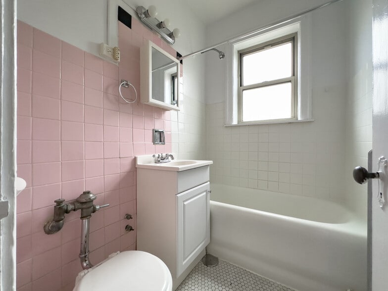 Building Photo - 2536 N Sawyer Ave