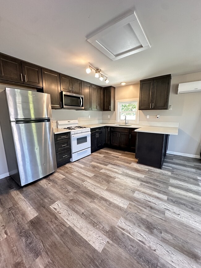 Building Photo - 732 Twin Oaks Ave